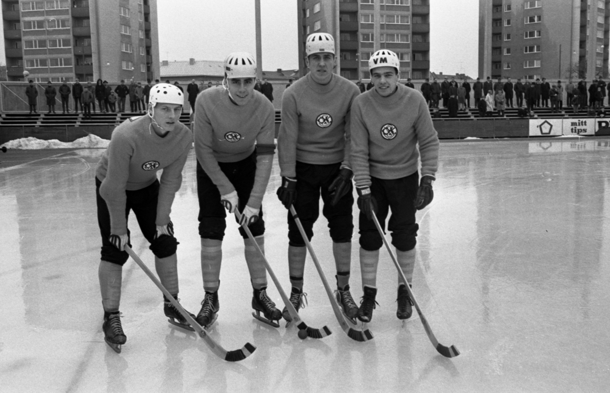 Bandy ÖSK-Edsbyn (ÖSK nya målvakt), Raganelli
7 november 1966.

Fyra bandyspelare från ÖSK står på isen. Örjan Modin, Hasse Nordin, Benny Lennartsson och Sören Andersson.