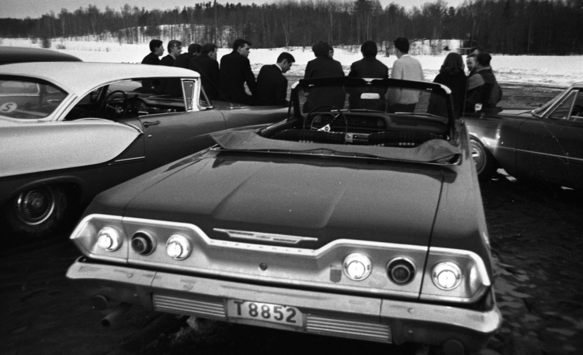 Raggarerepotage 2 april 1966

Raggare med sina bilar, har samlats på en stor parkering
Chevrolet Impala cab