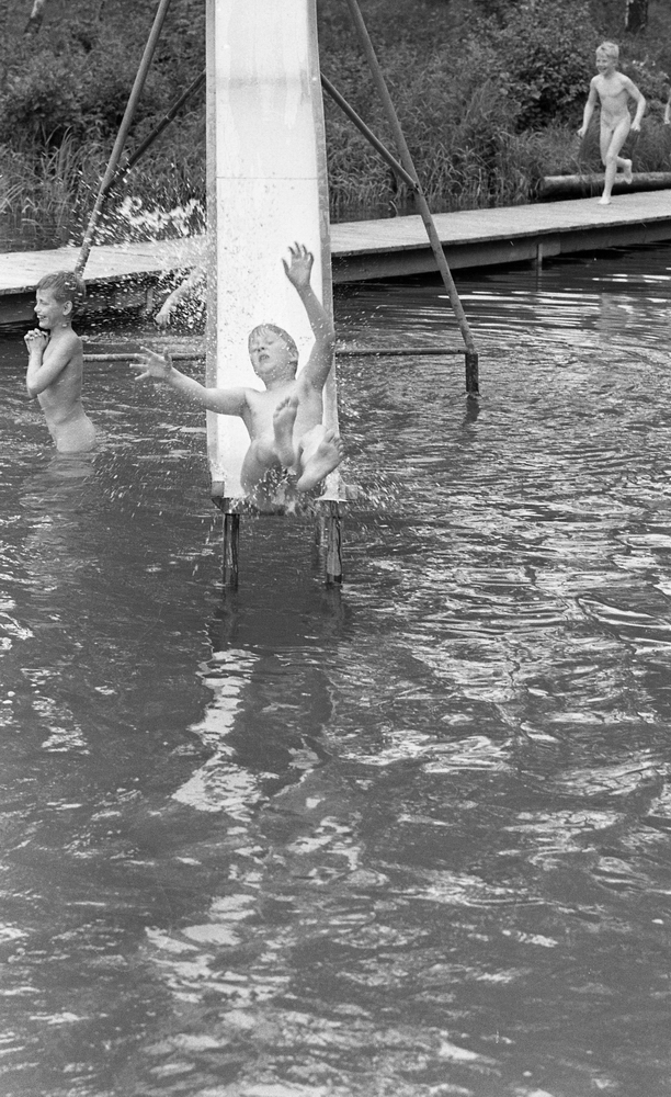Värhulta ö, 4 juli 1967

En barnkoloni på ön Värhulta, sommaren 1967. 
Sandviksbadet vid Hjälmaren.