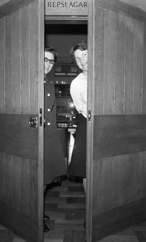 Lo- Handels 17 oktober 1966

Två kvinnor står i en dörröppning med dörren halvöppen och ler. Den ena bär mörk kavaj med vita knappar, mörk kjol, mörka skor samt glasögon. Den andra bär ljus blus, mörk kjol och mörka skor. Rummet bakom dörren skymtar i bakgrunden. Ovanför dörren syns texten "Repslagaren."