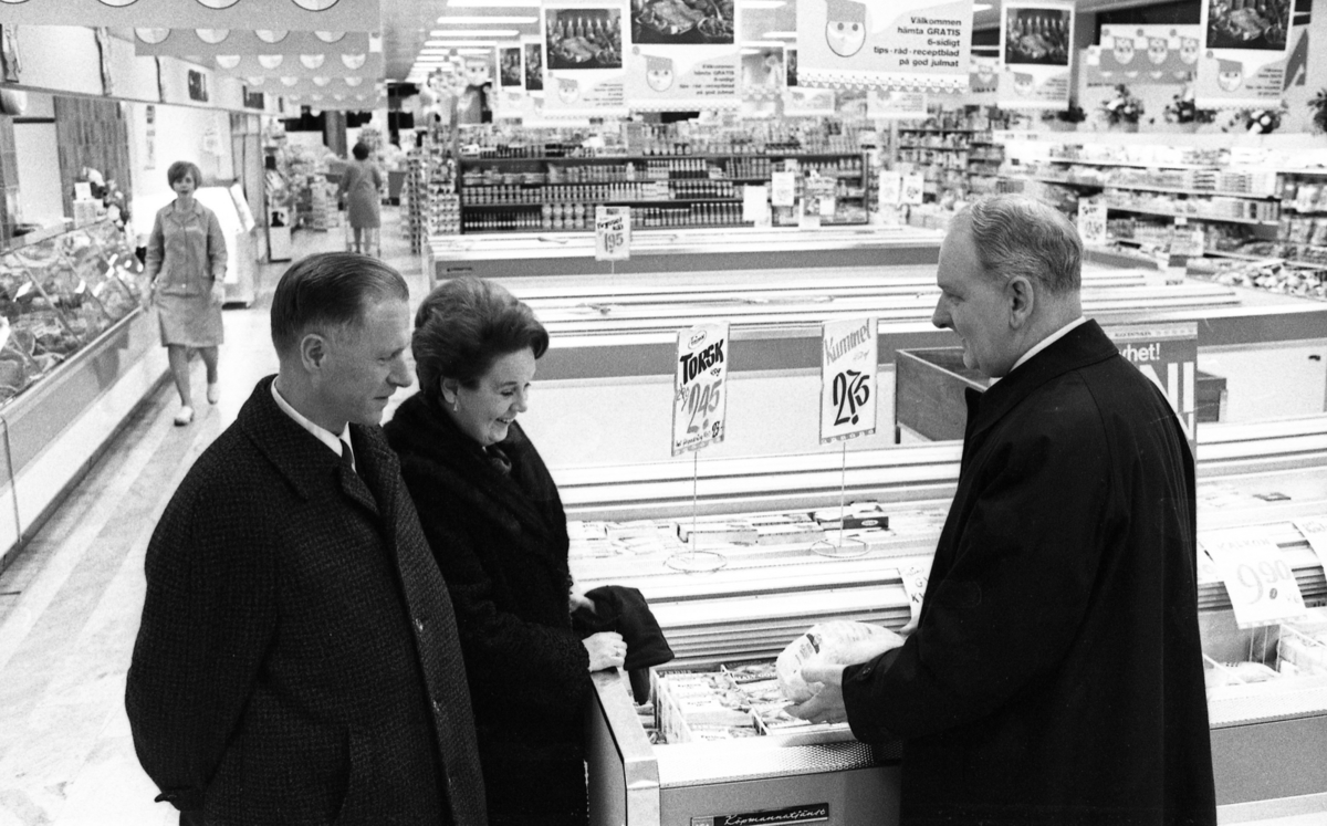 DB - permittering 8 december 1967.

Safiren livsmedelsaffär, ICA Safiren Ekersgatan.

Valandchefen Mats Ernulf, fru Margit Ernulf, direktör Eivin Carlsson (till höger).
Eivin Carlsson ägde alla Safiren-butikerna i Örebro. Den 1/1 1979 såldes alla butikerna utom den på Krämaren (Cityhallen) som han behöll ett fåtal år ytterligare under namnet Safiren.