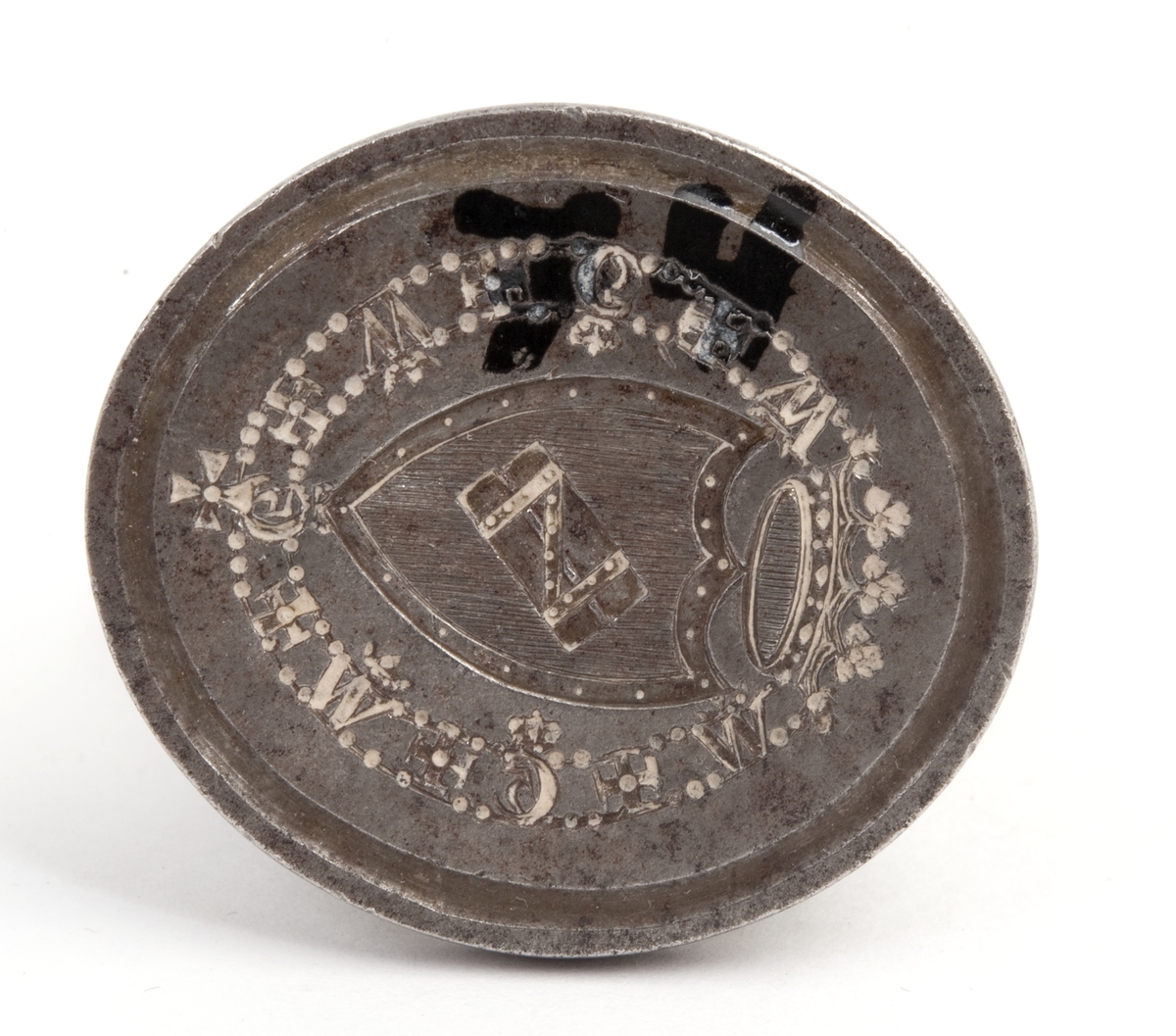 Stempelet har form som et skjold.
Krone øverst, bord med bokstaver rundt, ovalt håndtak med enkel utsmykning.
Efter General Haxthausen.