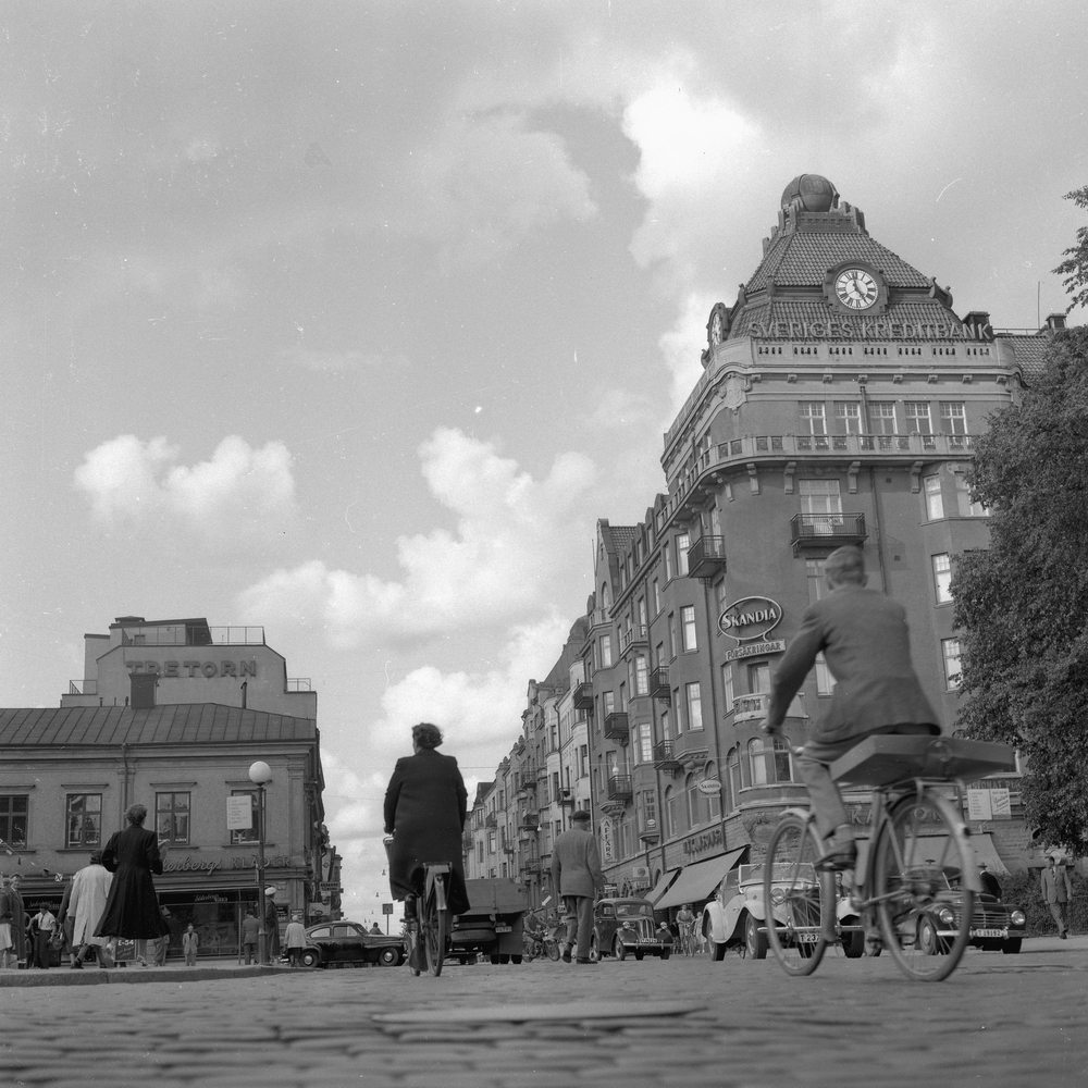 Vi arbetar - vi vilar, bildsida.
 24 juli 1955.
Storgatan norrut från Järntorget.