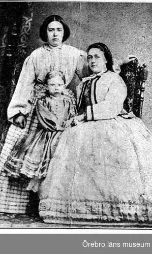Kata Dalström vid 6 års ålder. Den sittande damen är Katas mor, professorskan Maria Carlberg.