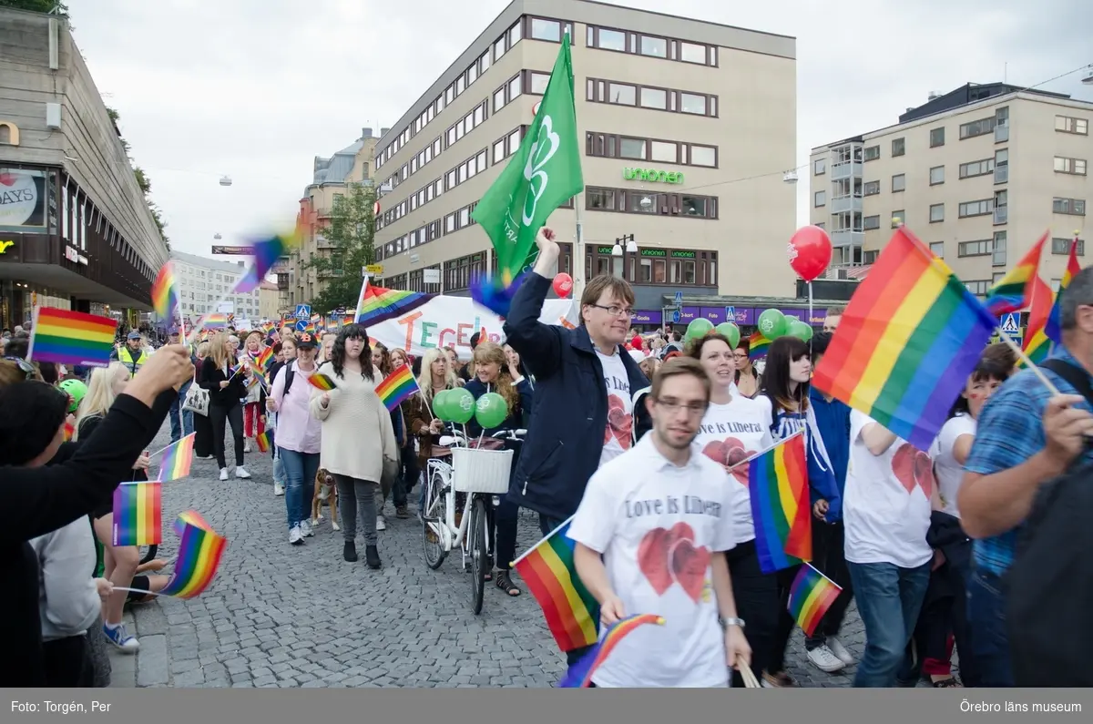 Dokumentation av Örebro Pride 2013, den 31 augusti 2013.
Pridetåget.