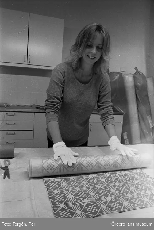Dokumentation av Sesamprojekt arbete på föremålsavdelningen, textilsamling, på Länsarvet, 1998-09-15.
Pia Norén rullar textilier i vårdrummet.