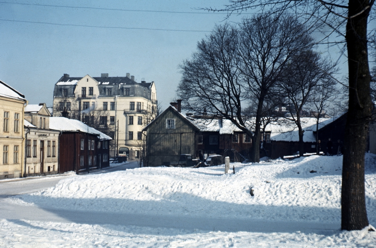 Kyrkogårdsgatan 24-26, med snö i förgrunden.