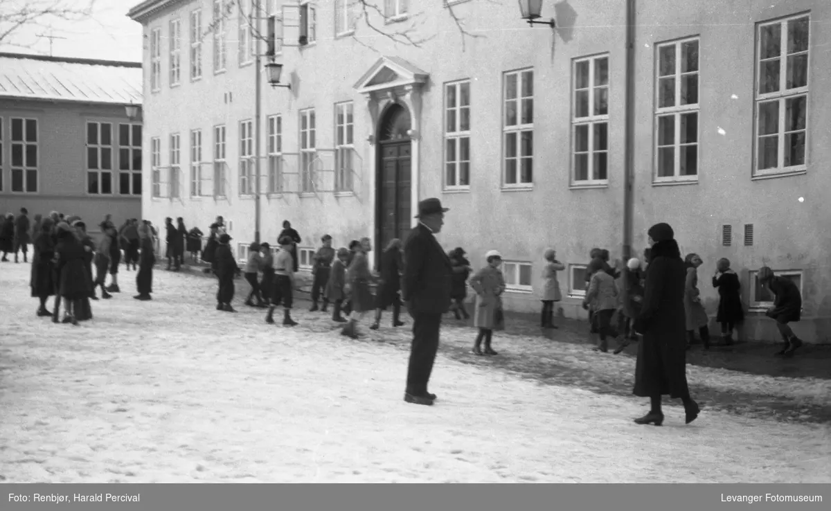 Skolegården med elever, den gamle byskolen i Levanger.