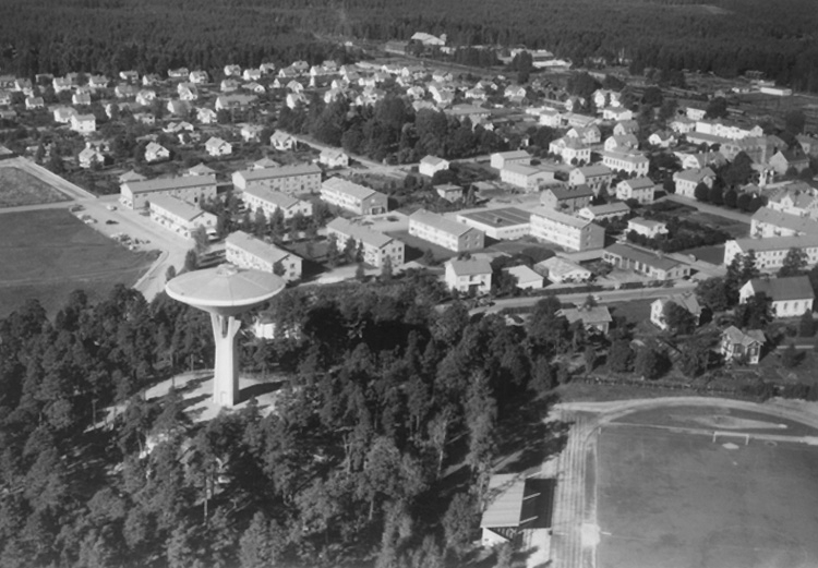 Flygfoto över Laxå.
Bilden tagen för vykort.