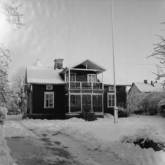 Bostadshus.
Familjen Löfqvists-Lindskogs hus i vinterskrud.