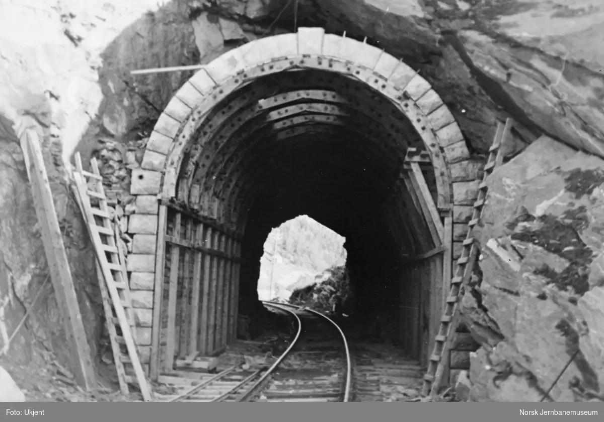 Jernbaneanlegget Mosjøen-Mo i Rana : utmuring i Langkleiv tunnel, pel 6655