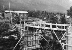 Jernbaneanlegget Mosjøen-Mo i Rana : bygging av vegovergang 