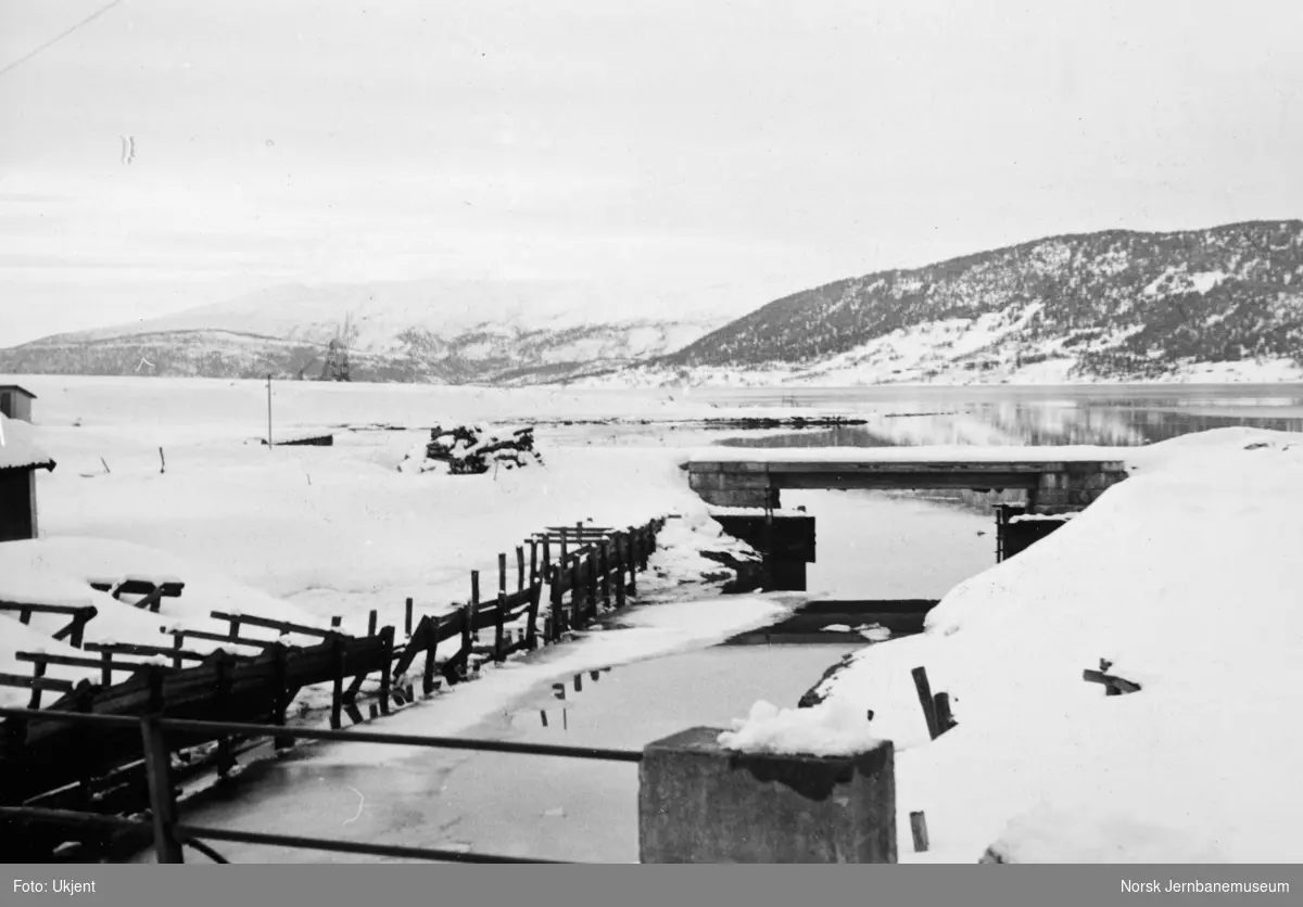 Jernbaneanlegget Mosjøen-Mo i Rana : Mobekken sett mot jernbanen, pel 9193