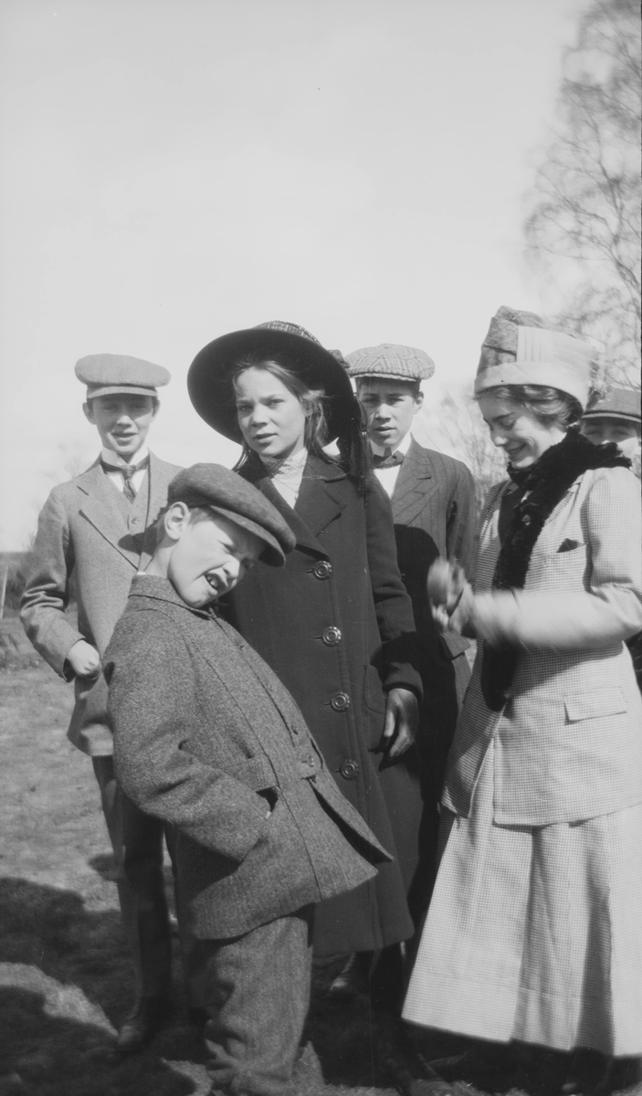 Fra venstre: Christian Pierre Mathiesen, uidentifisert gutt som tøyser, uidentifisert jente, Haaken Christian, Celina Marie, Erich Monsen Mathiesen.