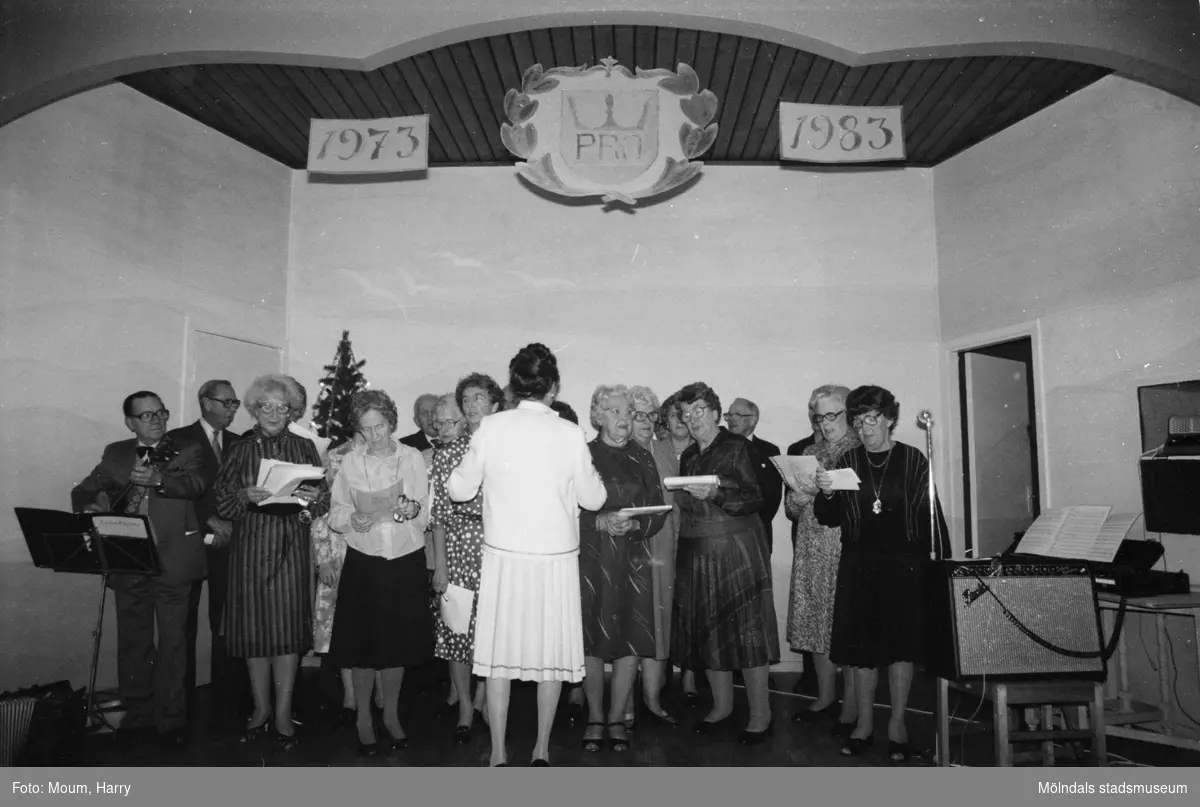 Pensionärsföreningen Lindome PRO firar 10-årsjubileum på Hällesåkersgården i Lindome, år 1983.

För mer information om bilden se under tilläggsinformation.