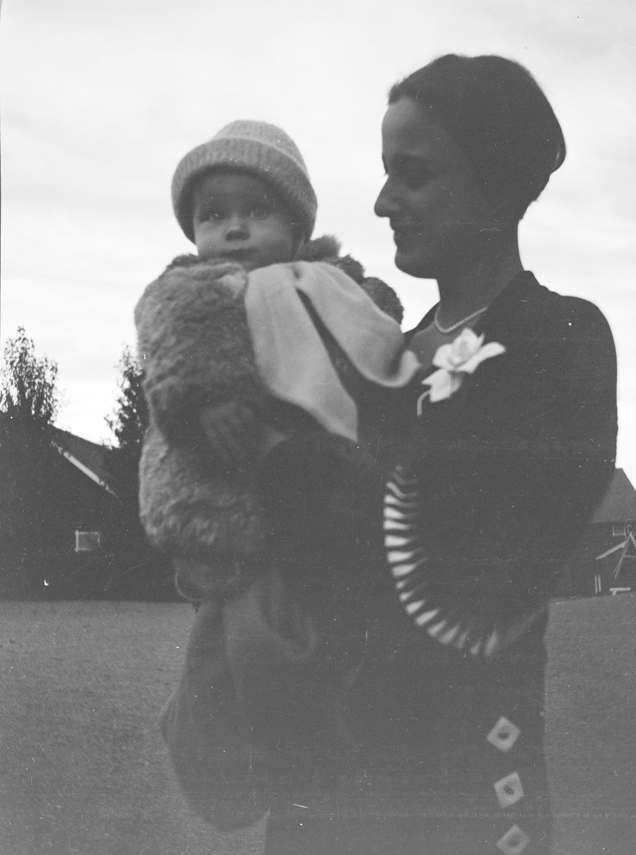 Else Marie Mathiesen (født Moltzau) med sønnen Pierre Arne Mathiesen