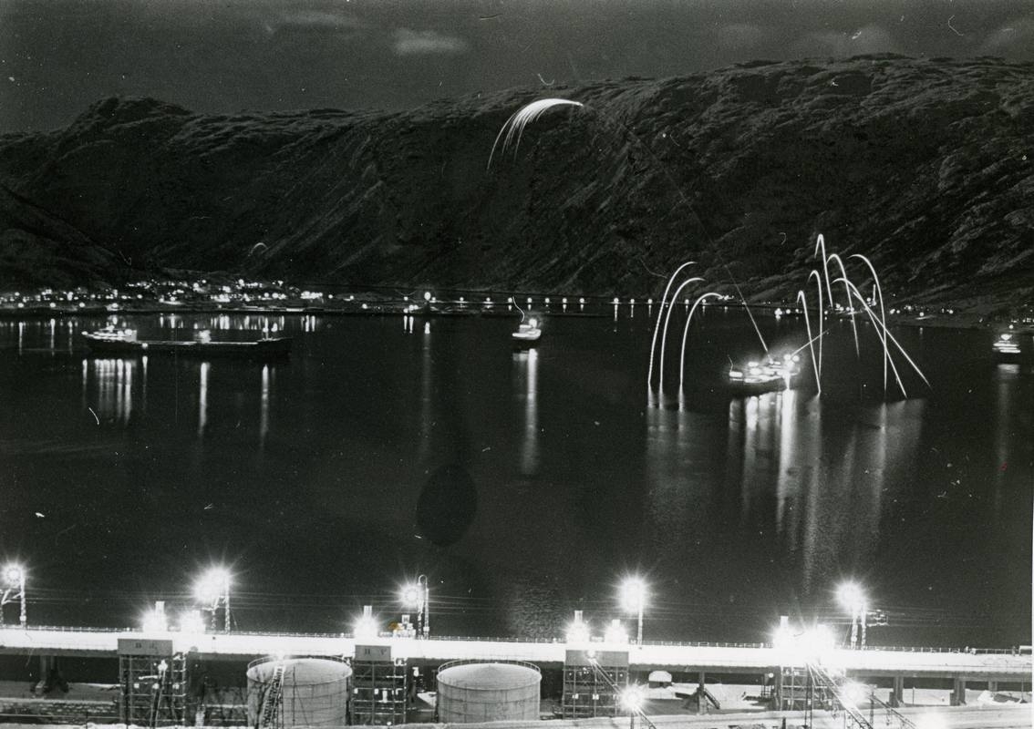 Nyttårsaften på Narvik havn. Malmkai 1 og 2 i forgrunnen.