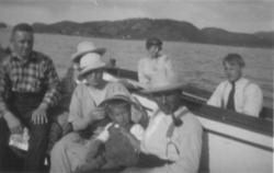 Familie på båttur.