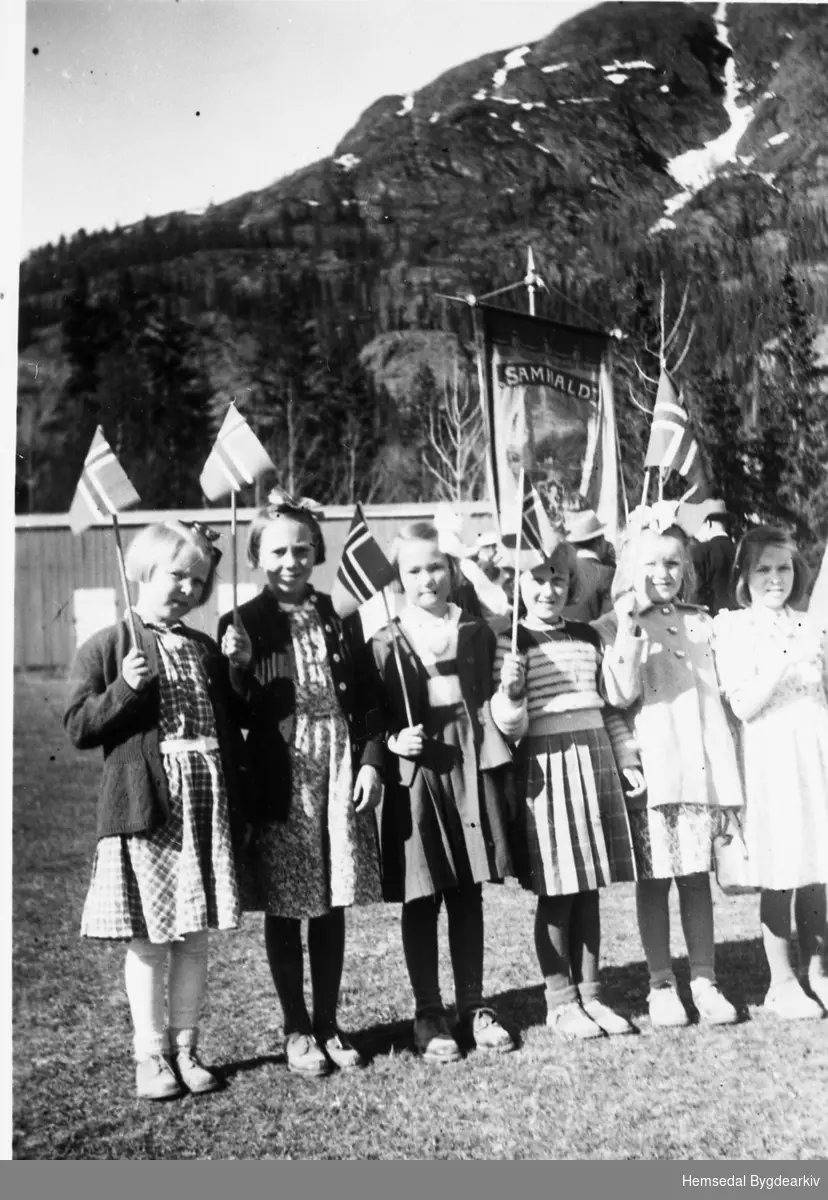 17.mai 1951
Frå venstre: Olaug og Ingrid Anderdal, Bjørg Rusto, Hilda Hustad, Berit Marie Flagten og Liv Ødegård.