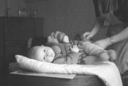 Arne Jacobsen blir stelt av sin mor Aase Jacobsen og ligger 