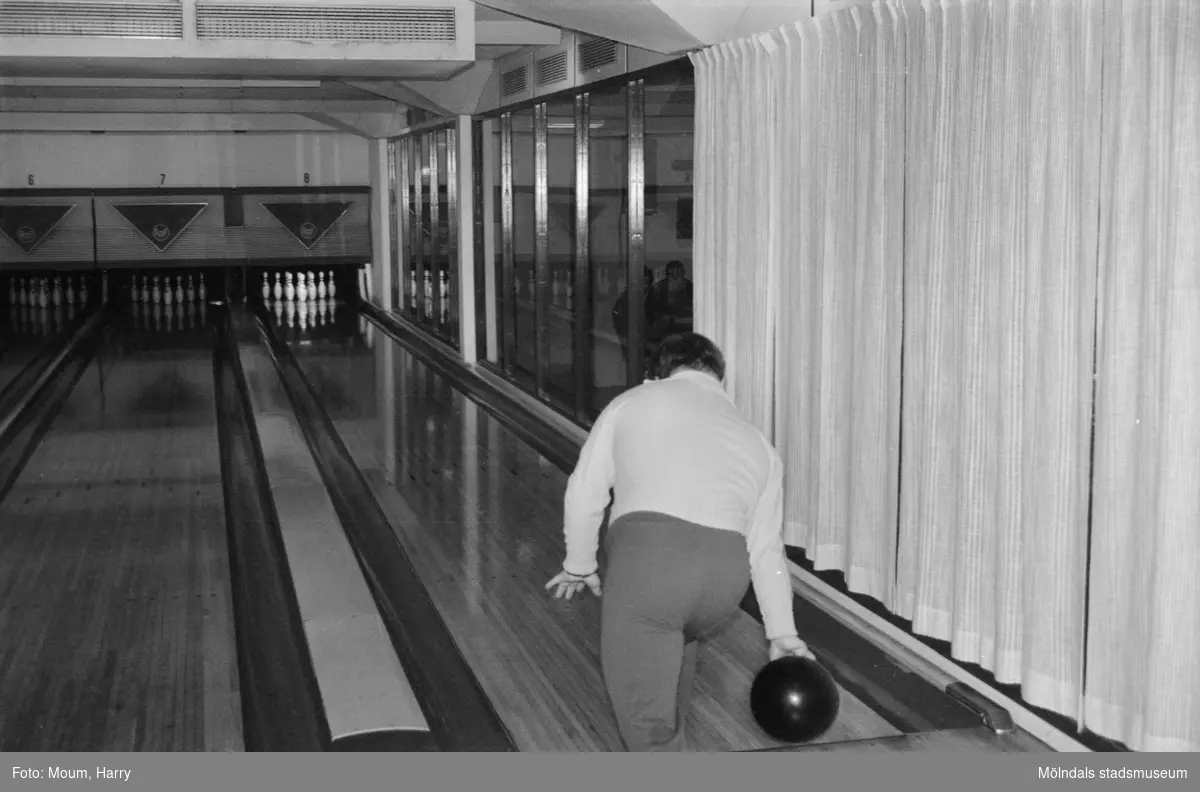 Handikappade Kenneth Lundin bowlar i Kållereds bowlinghall, år 1983. Kenneth Lundin ger ett fint prov hur bowlingsklotet skall spelas ut. Han är en av de tjugofem eleverna från Omsorgsstyrelsen, Stretered Kållered som får denna möjlighet att deltaga i Kållereds Bowlingshalls utbud när det gäller handikappidrotten.

För mer information om bilden se under tilläggsinformation.