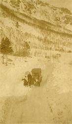Album fra 1918-1934, "Snebrøyting." Fra Romsdalsveien, vinte