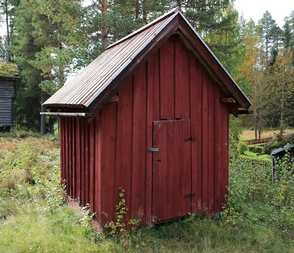 Brannsprøytehuset er et lite rødmalt hus