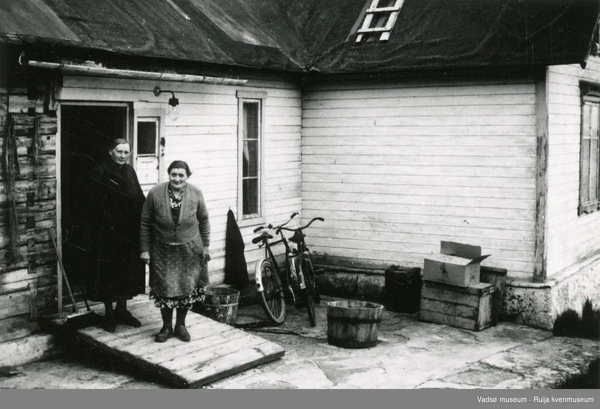 Laura Natalie Niska til venstre og Hilja Josefine Hasti til høyre foran Hastis hus i Paddeby. Huset 