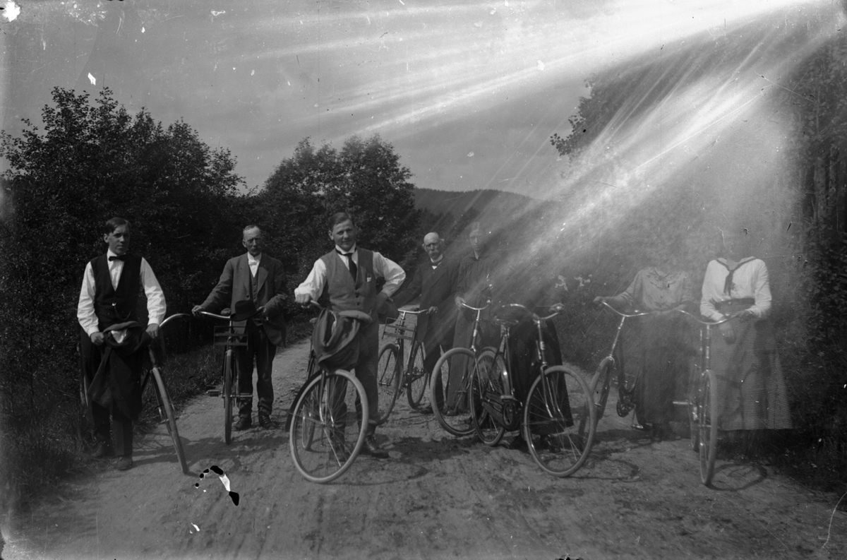 Grupp åtta personer med cyklar.
Från vänster: Harald Pettersson (givarens pappa), Anders Johan Pettersson (givarens farfar), Petrus Sjöqvist (som gifte sig med Olga Pettersson, givarens faster). Övriga personer ej namngivna.