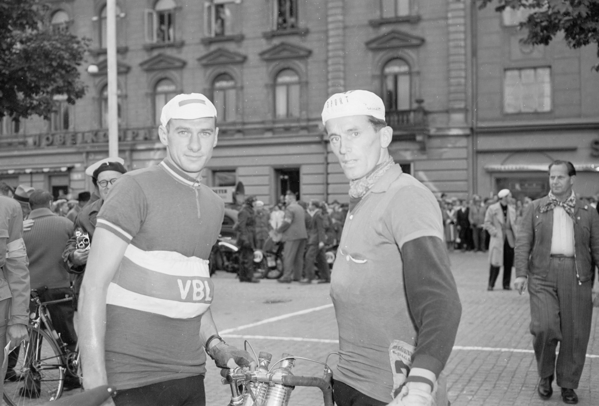 Cykeltävling, sexdagarsloppet, till vänster vinnaren Eluf Dalgaard, Uppsala 1952