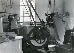 Menn på arbeid i kjemisk renseri ved Wilhelm Kahrs Kemisk Re