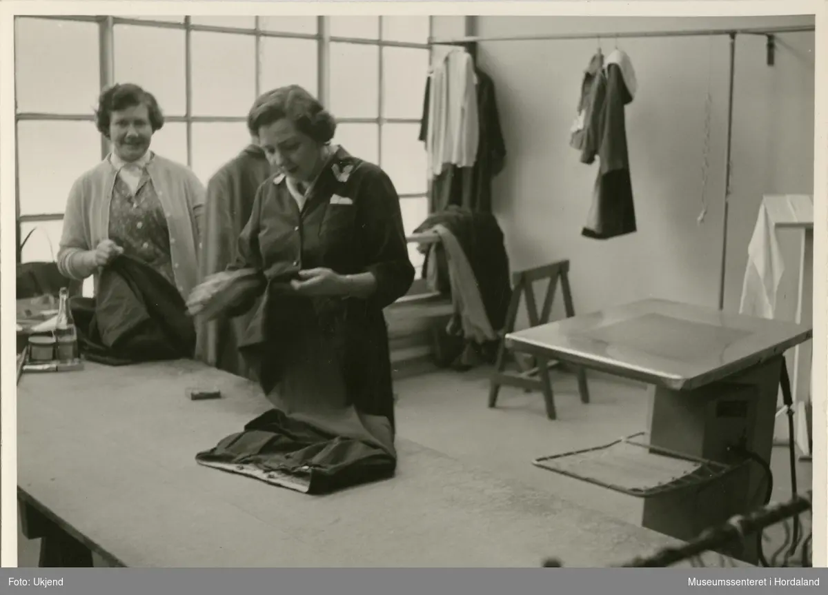 To kvinner på jobb ved detasjeringsavdelinga (flekkfjerning) hos Wilhelm Kahrs Kemisk Renseri & Farveri, Bergen.