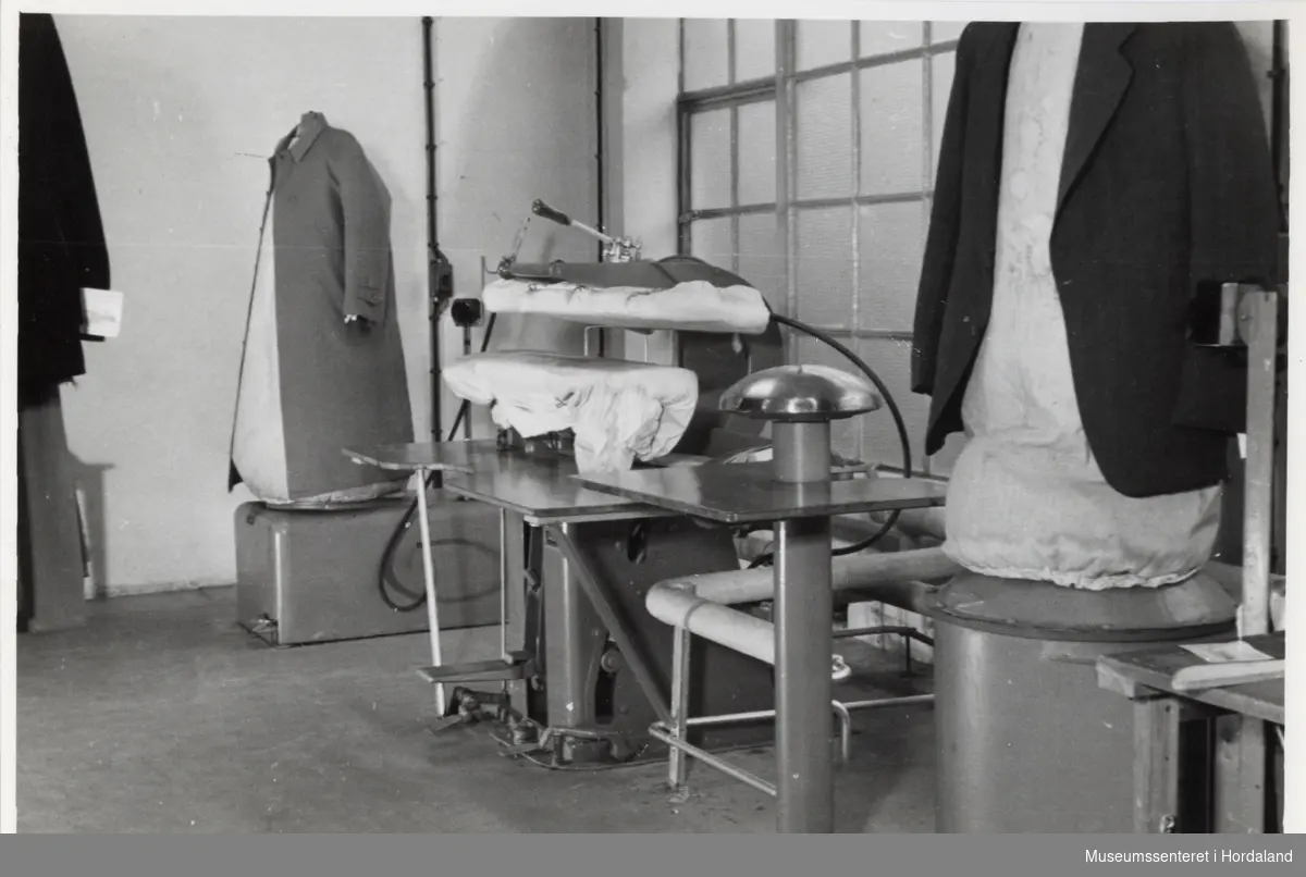 Etterbehandlingsmaskiner for garderobe i lokala til Wilhelm Kahrs Kemisk Renseri & Farveri, Bergen.
