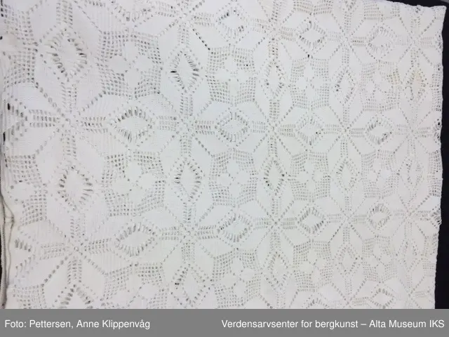 Firkantet hvit duk. Heklet mønster (snørose).
