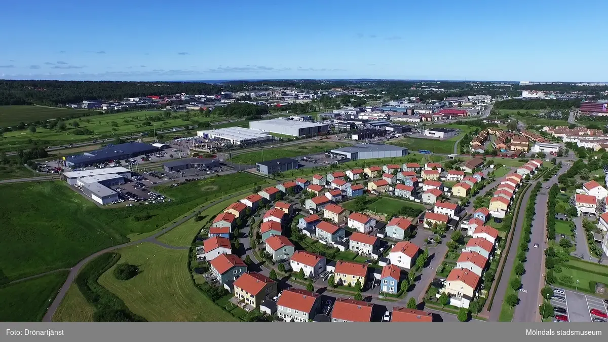 Flygfilm tagen med drönare som visar stadsdelen Eklanda i Mölndals kommun, år 2015.