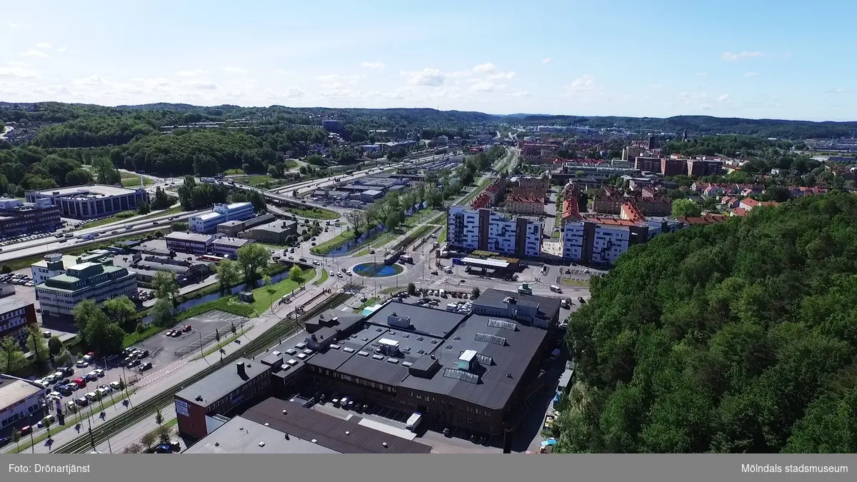 Flygfilm tagen med drönare som visar stadsdelen Bosgården och Lackarebäcksmotet i Mölndals kommun, år 2015.