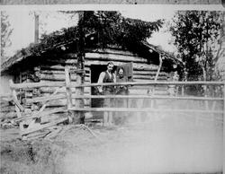 Repro, tømra hus i skogen, en etasje, torvtak grovt utført y