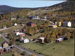 Flyfoto, tettsted, eiendommen Nyberg mellom to hvite hus ned