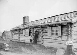 Personer foran seterbygning