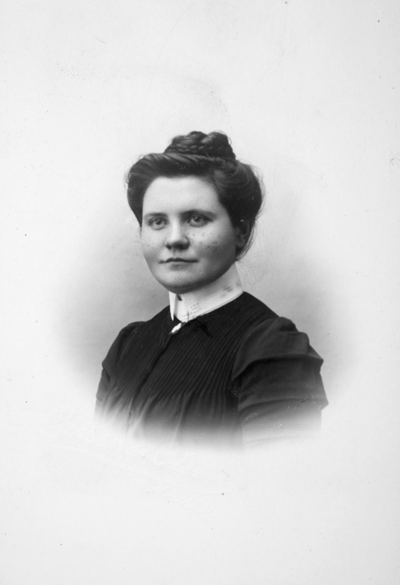 Øvre Tomter (60/1). Syverine Hansen fra Nes som giftet seg med Halvor Tomter i 1918 og som døde i «spansken»samme år.
