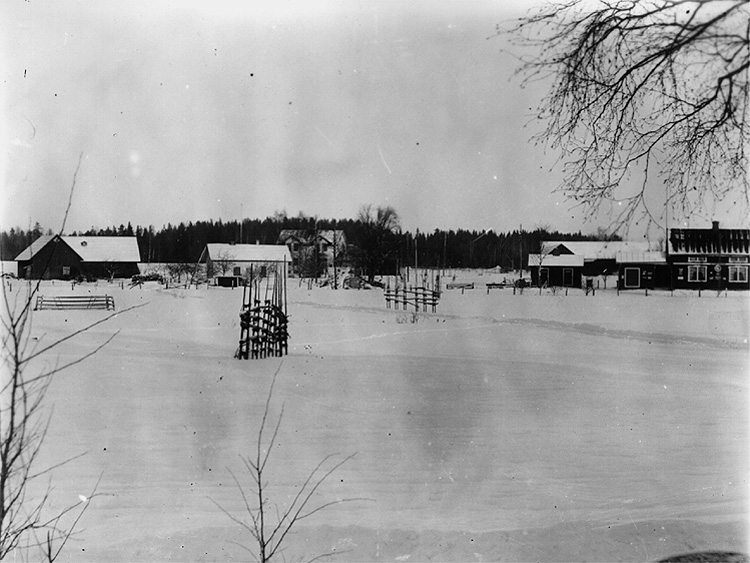 Vintermotiv, vy över "Centrum" i Stortorp, med stationen, handelsboden och Lilla Lisätter.
Bilden tagen i början av 1920-talet.