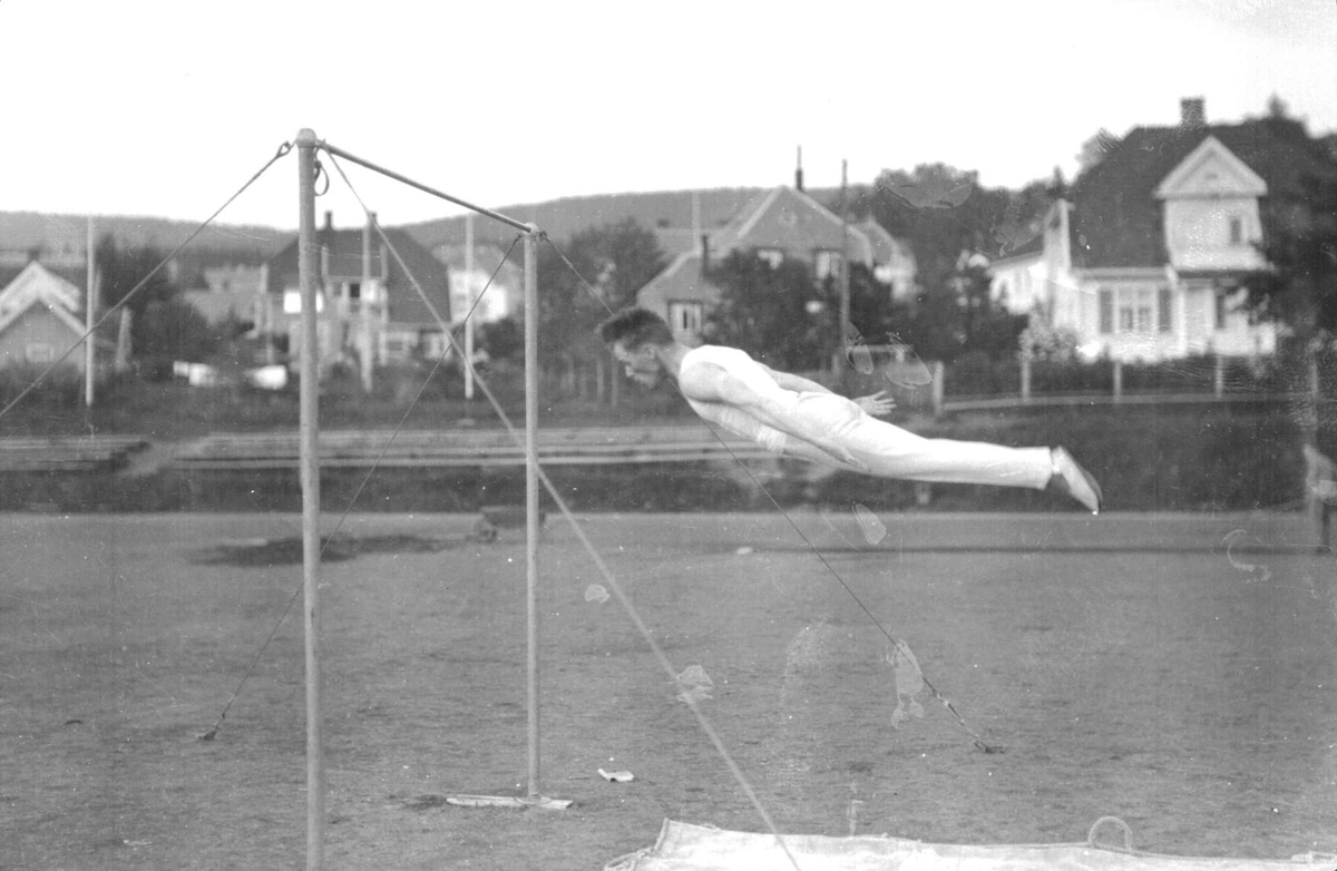 Kaare Viken, turnoppvisning på Sportsplassen. Svingstang. Fire bilder. Kaare Viken var norgesmester i turn-mangekamp i seks år (1929-1935