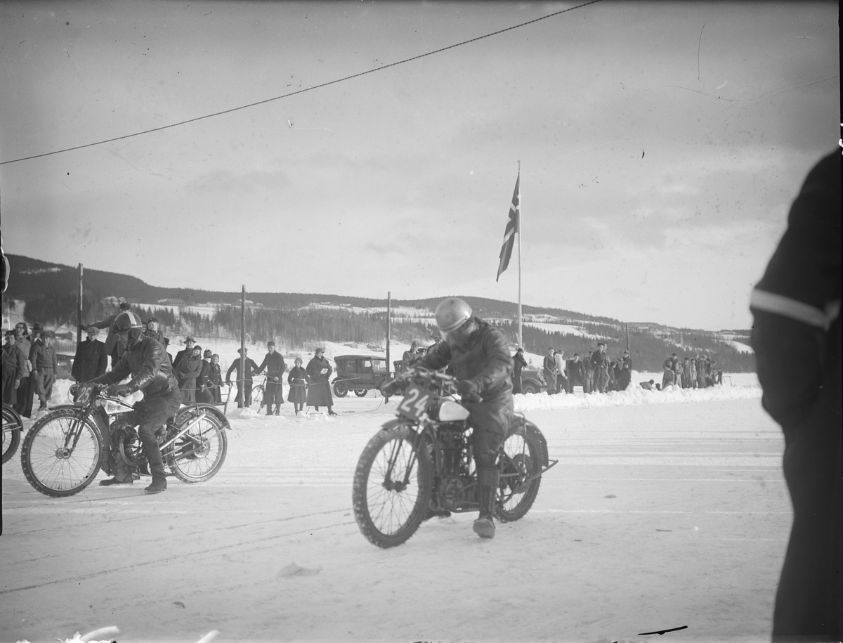 Mjøsløpet 1933, Menn på motorsykkel. Mennesker.