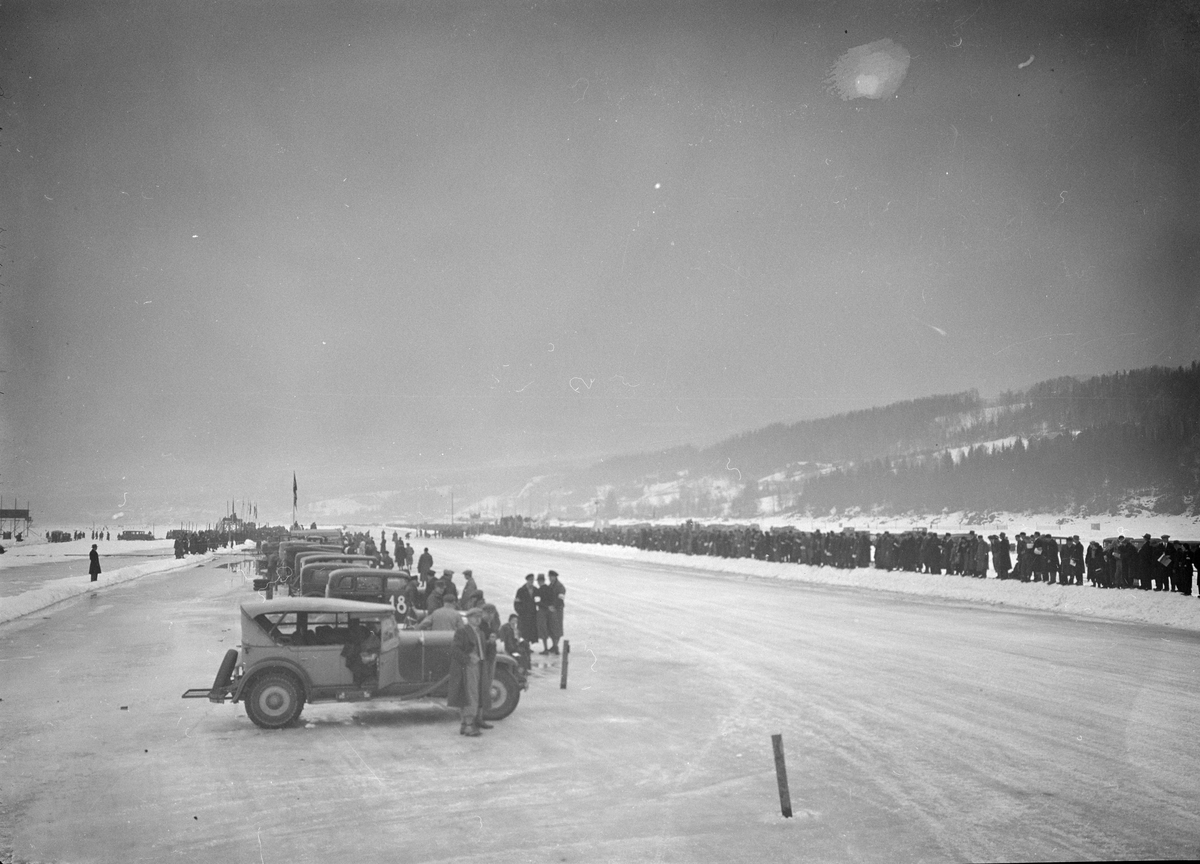 Mjøsløpet 1934. Oversiktsbildebilder. Biler og mennesker. 
Må skannet.