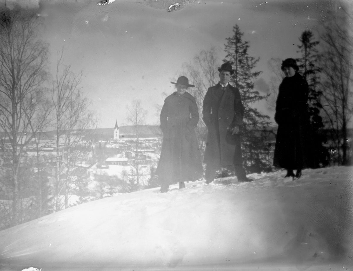 Karl Hedström och två kvinnor.
Nora med bl.a. kyrkan och bostadshus i bakgrunden.