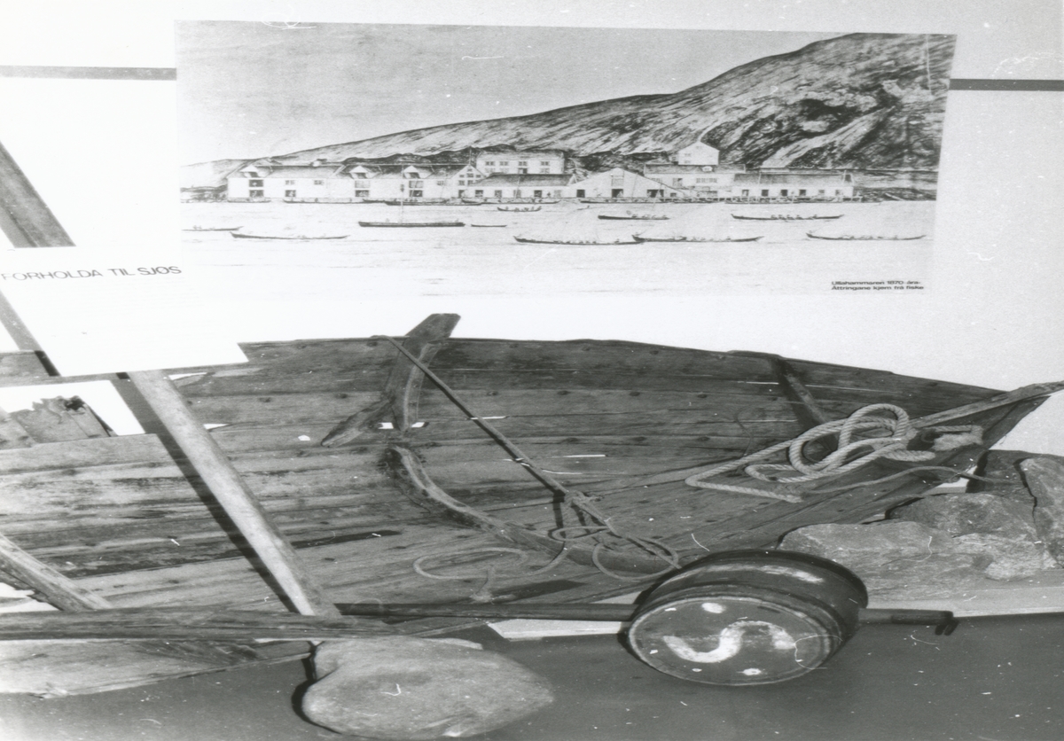 Motiv fra ei tidligere utstilling ved Sunnmøre Museum, Redningsselskapets 100 års- jubileumsutstilling. Utstillingen illustrerer Helge Kragset sin havarerte robåt og stein fra Hakallestranda. I tillegg er der livbøyer, segl og modellbåt.