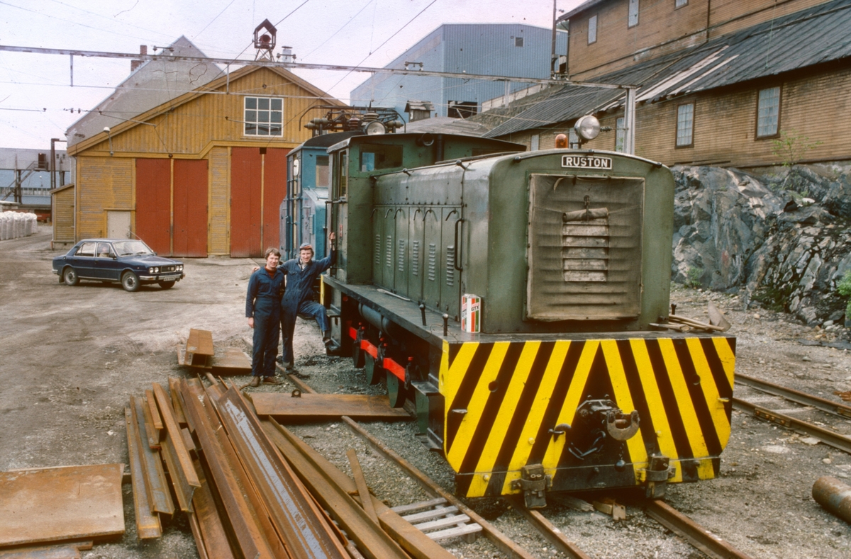 Thamshavnbanens (Salvesen & Thams) lokomotiver nr. 10 (Ruston diesellokomotiv) og nr. 5 (NEBB). Harald Sverre Nilsen og Øyvind Frøseth er klare for ekstratog til Løkken.