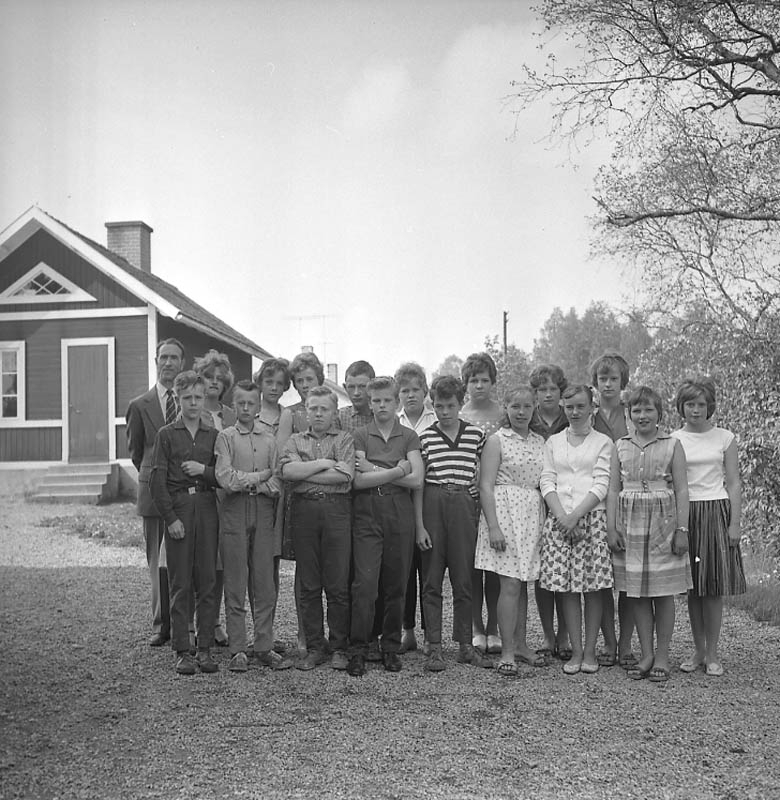 Löa skola. Skolfoto, gruppbild, skolbarn med lärare på skolgården, skolbyggnad i bakgrunden.
Mag. Hansson