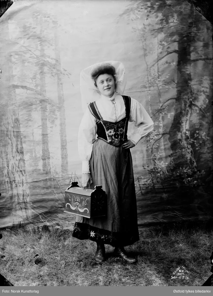Portrett av ukjent kvinne i bunad, 1907.