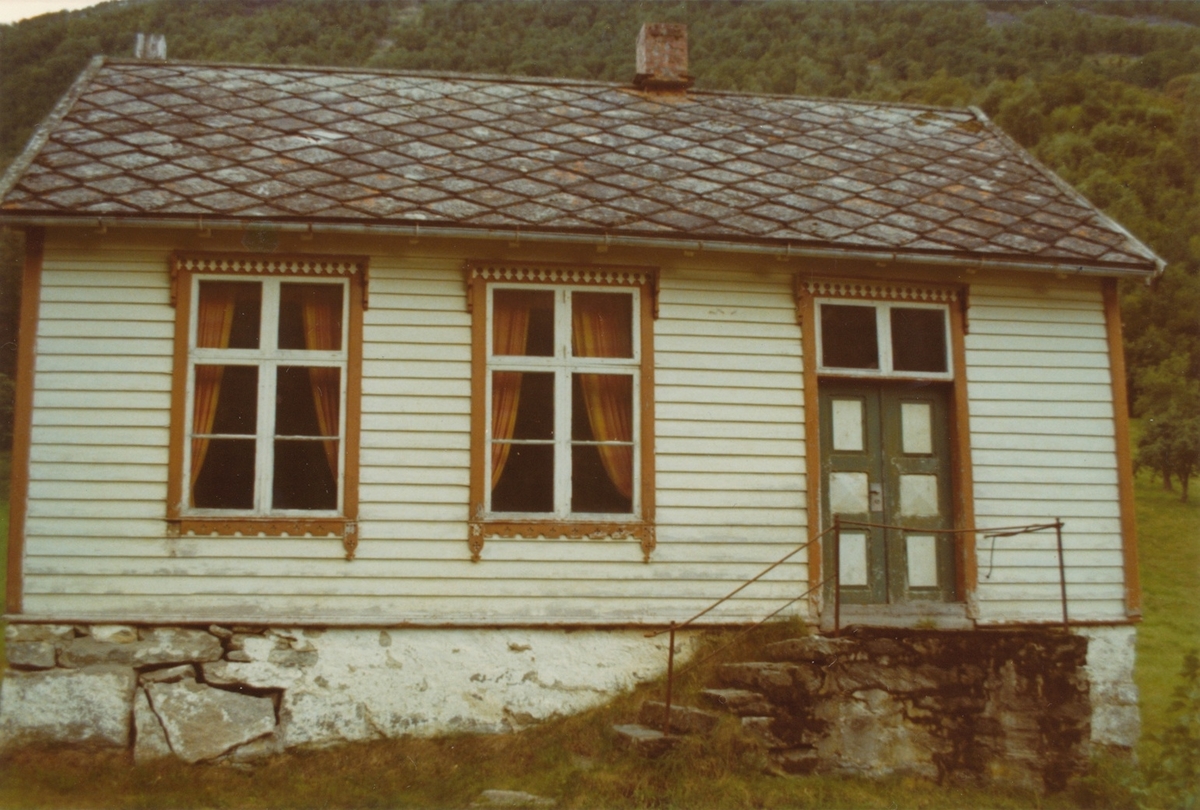 Dokumentasjons-serie av Dalsbygda gamle skole/ Nordalskolen før den ble  tatt ned og flyttet til Sunnmøre Museum.